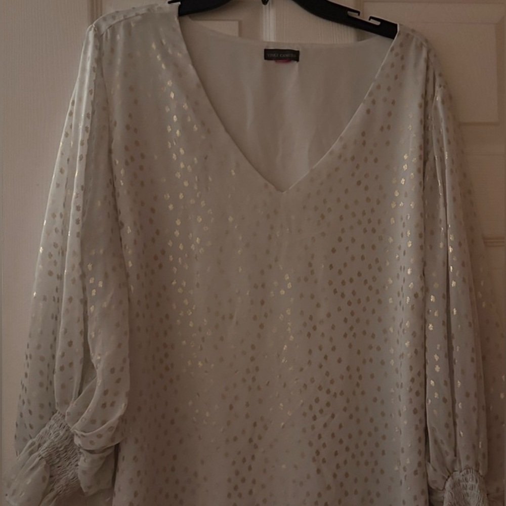 Beautiful Vince Camuto blouse perfect for the holidays